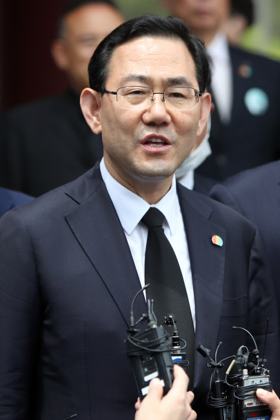 주호영 통합당 대표 권한대행 겸 원내대표가 18일 광주 북구 운정동 국립 5·18민주묘지 입구에서 취재진의 질문에 답하고 있다. 연합뉴스
